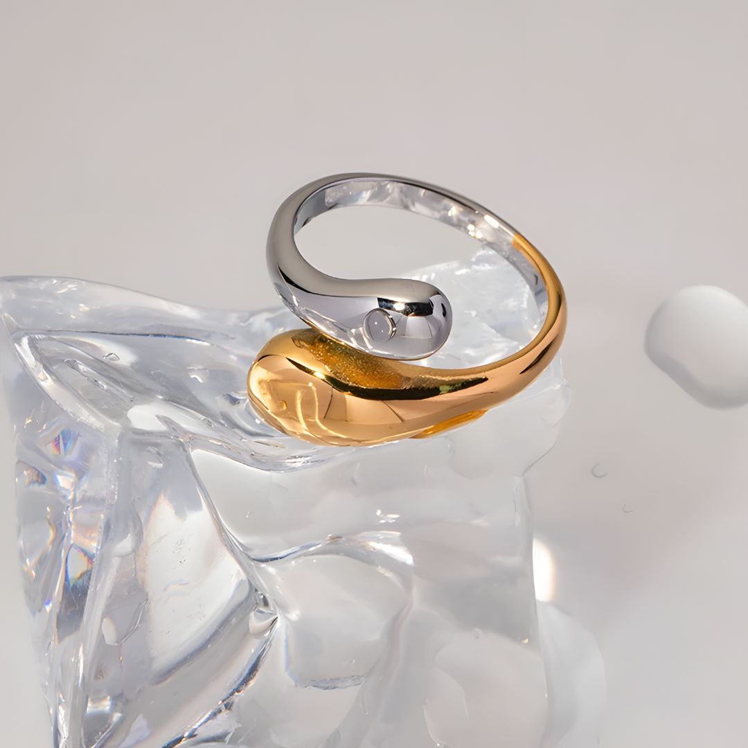 Anillo acero inoxidable bicolor con diseño original Itzayan