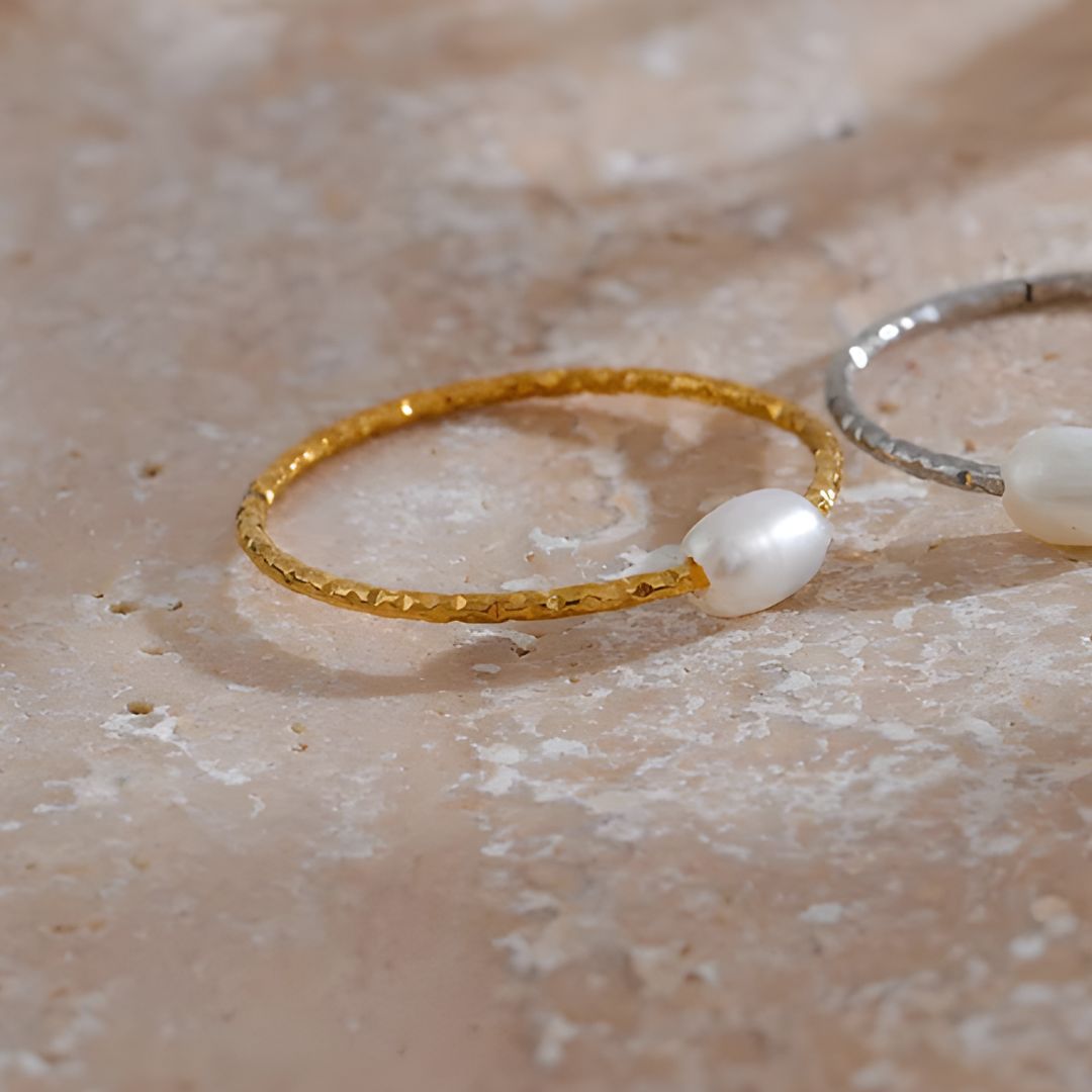 Anillo delicado con perla blanca y textura dorada Ivana