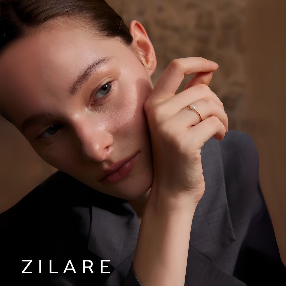 Anillo delicado con perla blanca y textura dorada Ivana