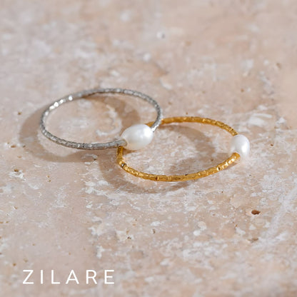 Anillo delicado con perla blanca y textura dorada Ivana