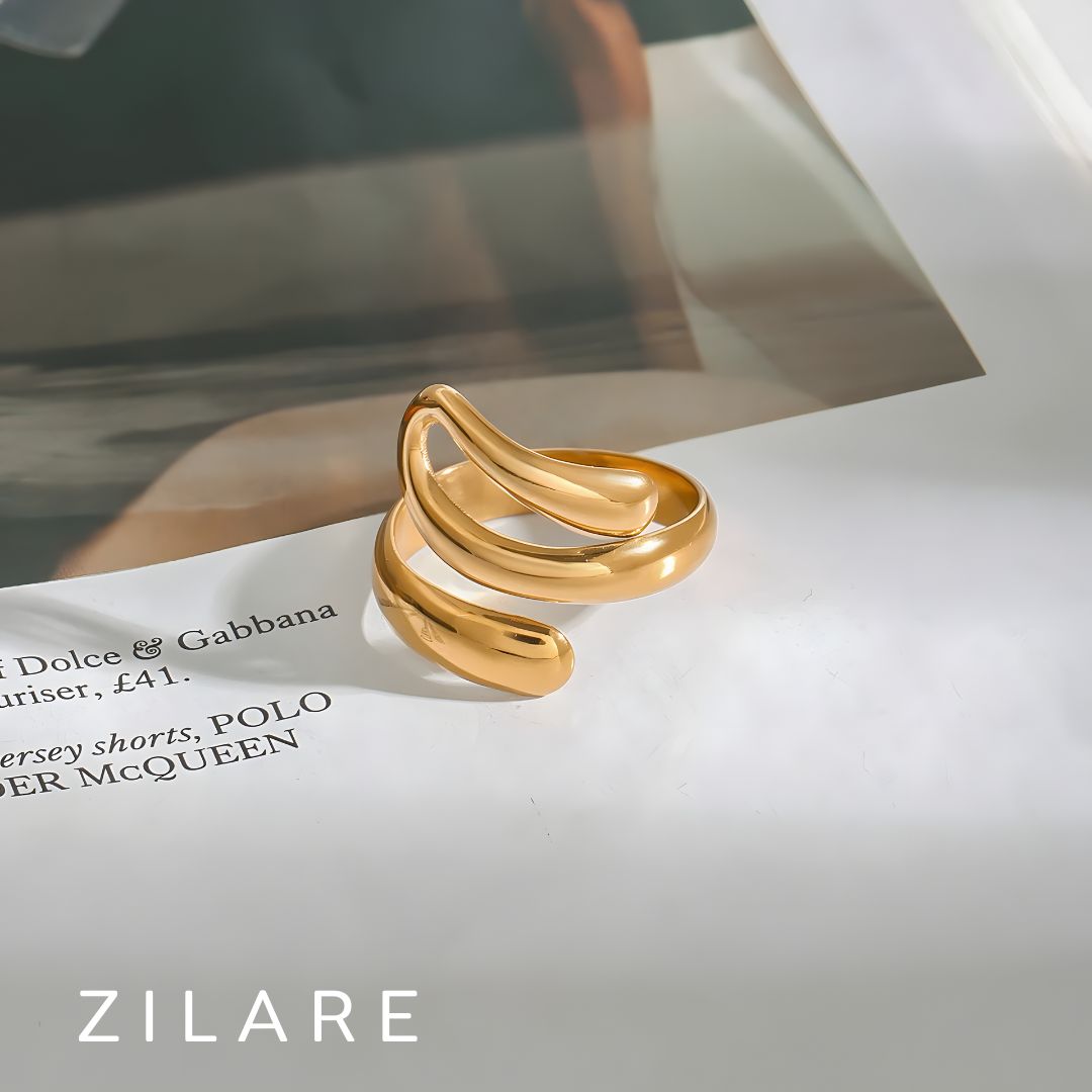 Anillo elegante bañado en oro 18k con diseño moderno Irina