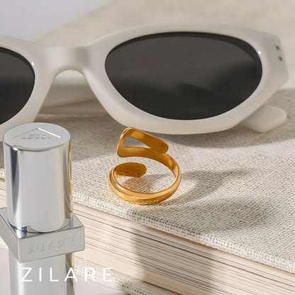 Anillo elegante bañado en oro 18k con diseño moderno Irina