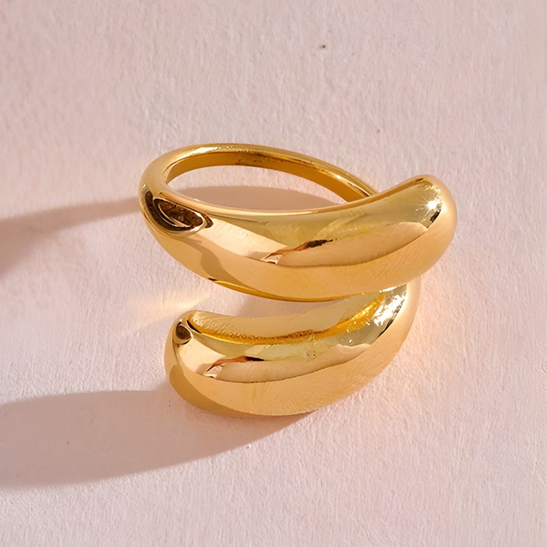 Anillo dorado bañado oro 18k sofisticado y atrevido Nadia