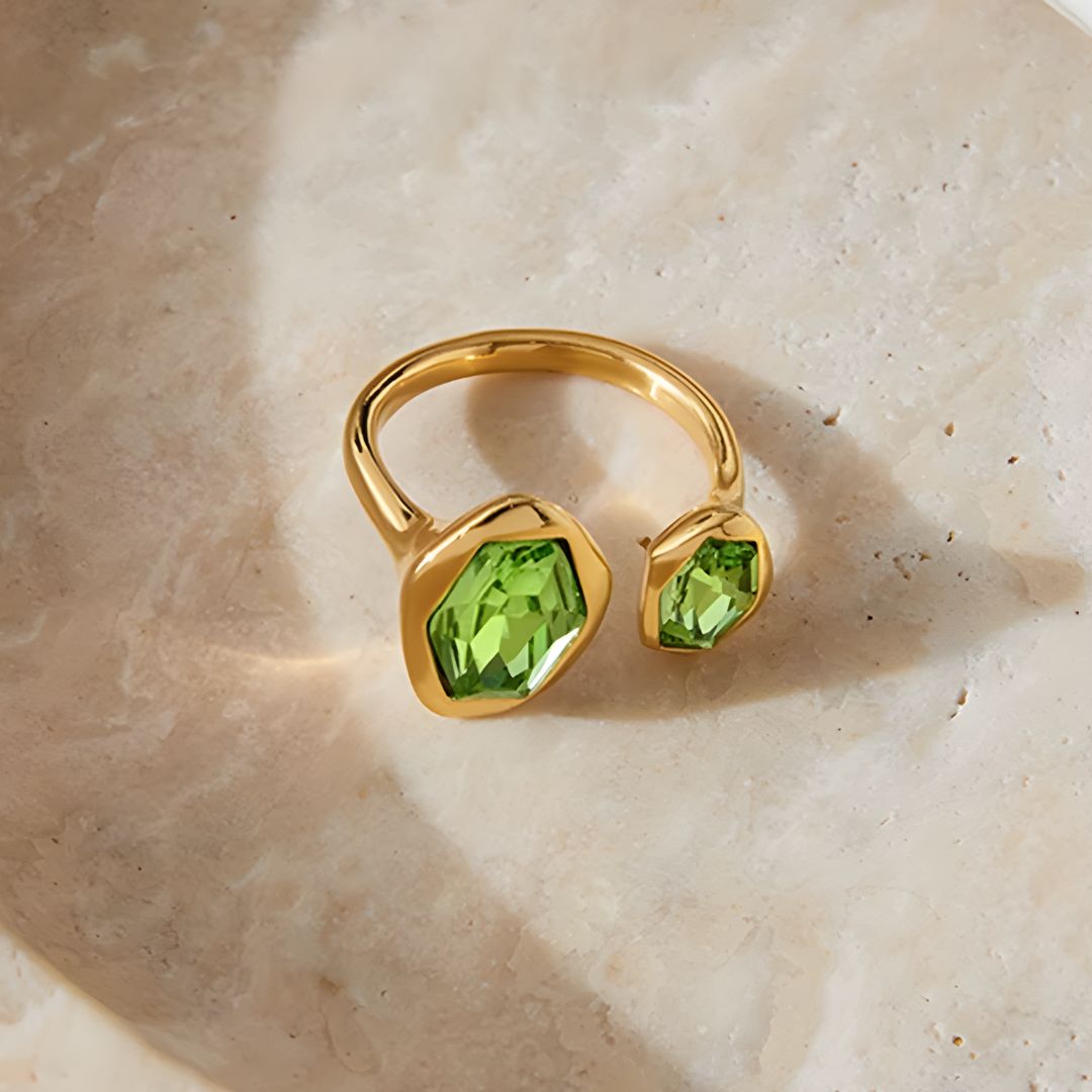 Anillo dorado baño de oro 18k con piedra verde  Naydelin