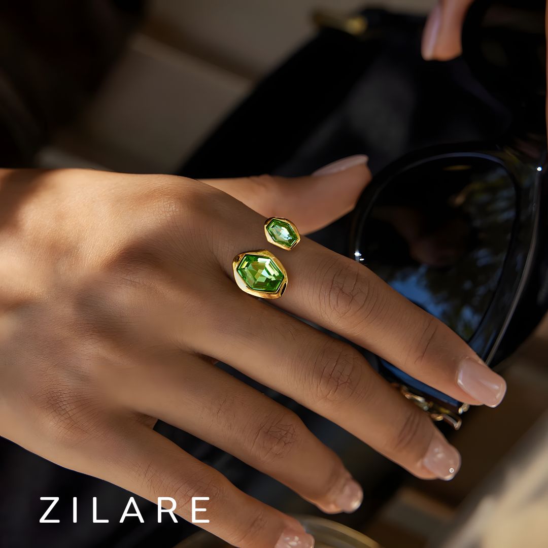 Anillo dorado baño de oro 18k con piedra verde  Naydelin