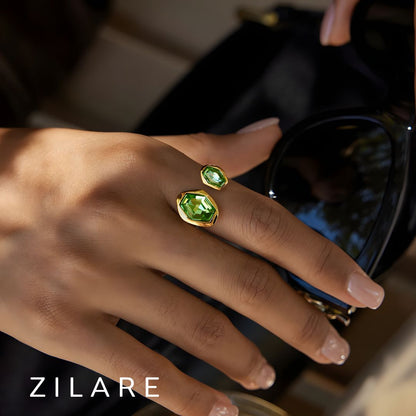 Anillo dorado baño de oro 18k con piedra verde  Naydelin