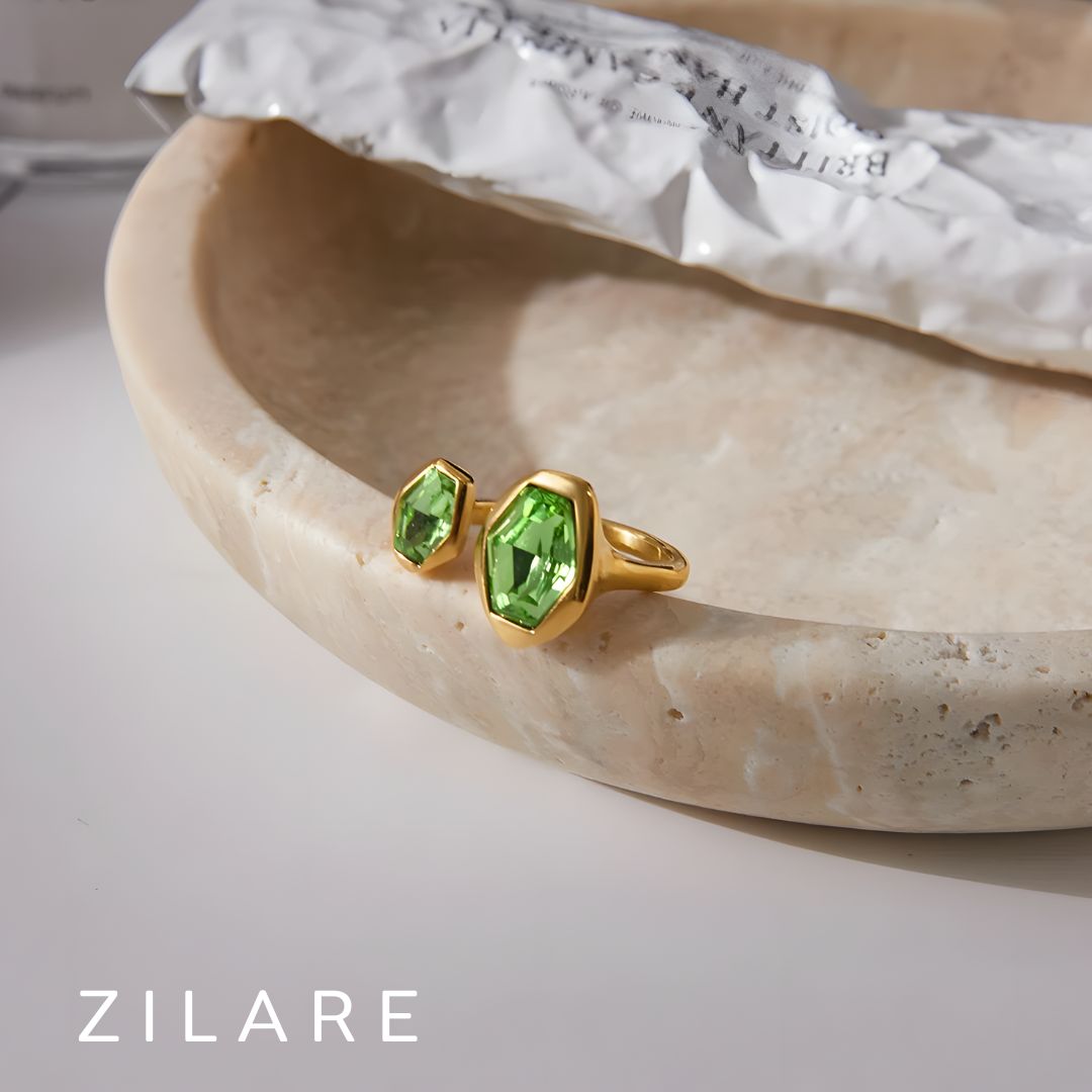 Anillo dorado baño de oro 18k con piedra verde  Naydelin