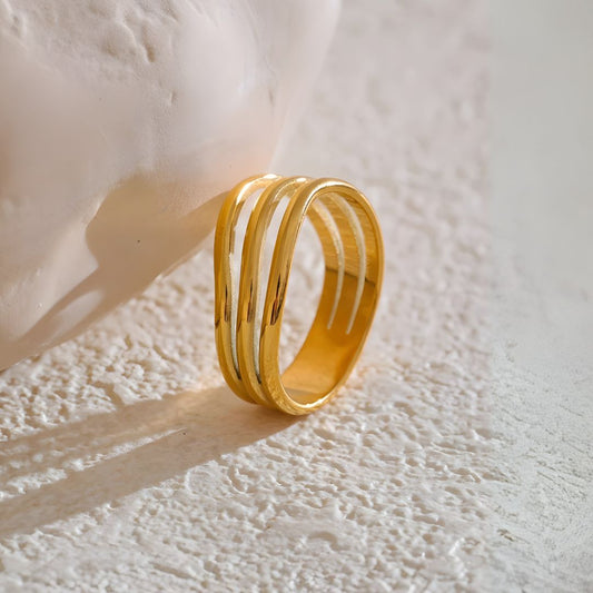 Anillo dorado moderno con cortes bañado en oro 18k Daniela