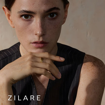 Anillo dorado moderno con cortes bañado en oro 18k Daniela