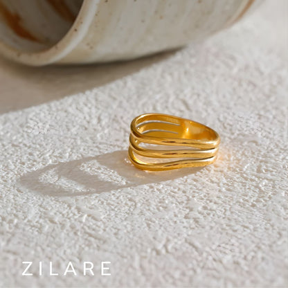 Anillo dorado moderno con cortes bañado en oro 18k Daniela