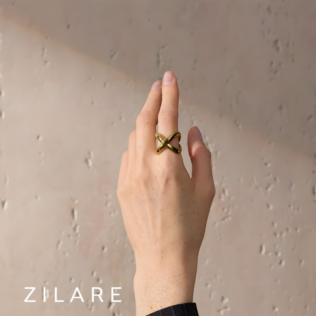 Anillo dorado moderno tipo cruz bañado en oro 18k Renée