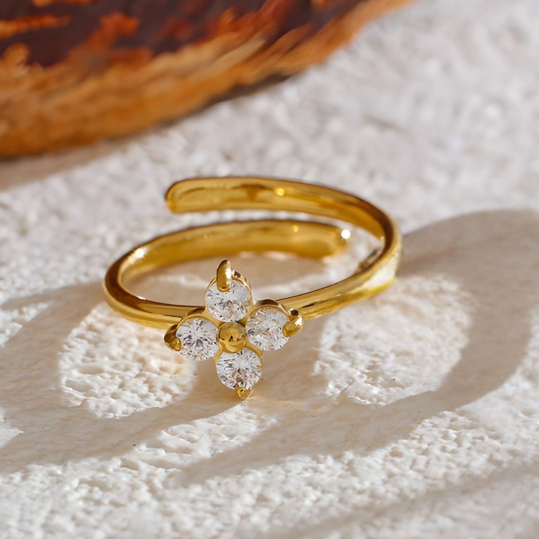 Anillo dorado con flor brillante bañado en oro 18k Danna