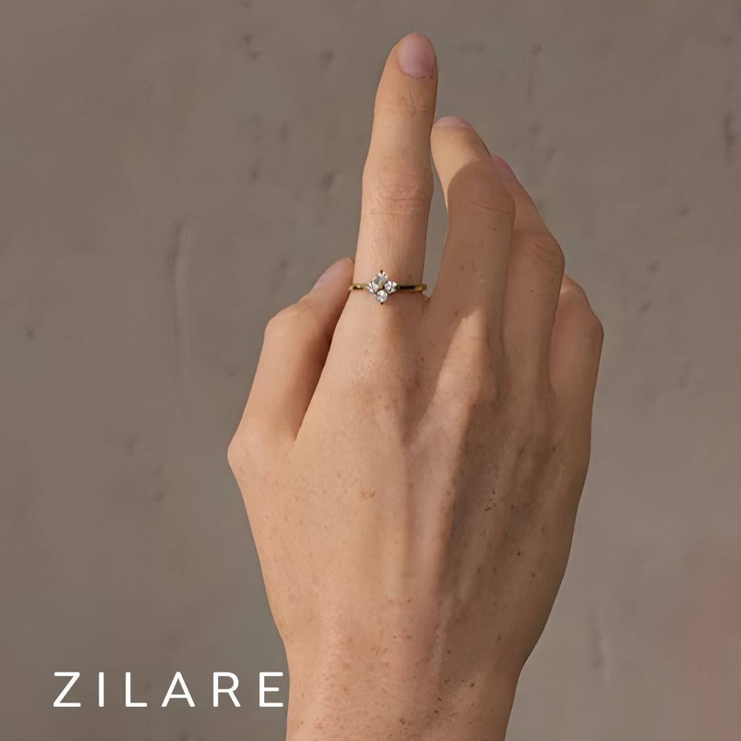 Anillo dorado con flor brillante bañado en oro 18k Danna