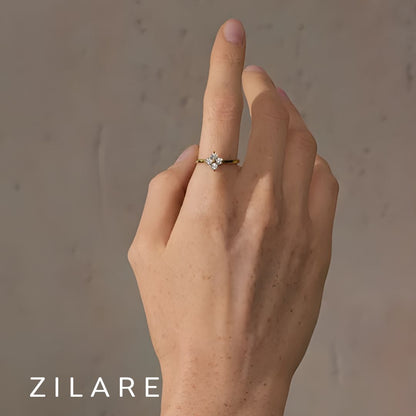 Anillo dorado con flor brillante bañado en oro 18k Danna