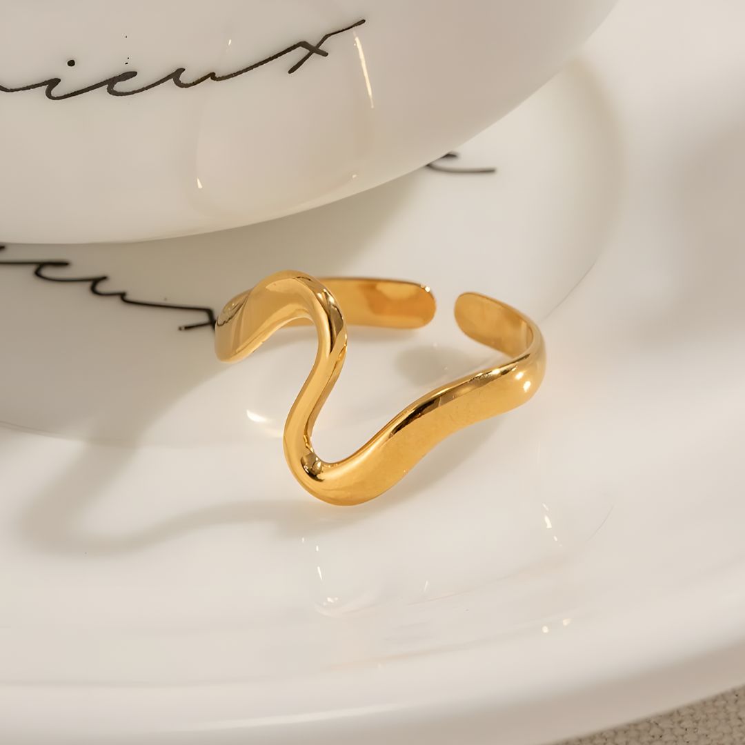 Anillo dorado elegante tipo ola bañado en oro 18k Inés