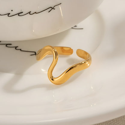 Anillo dorado elegante tipo ola bañado en oro 18k Inés