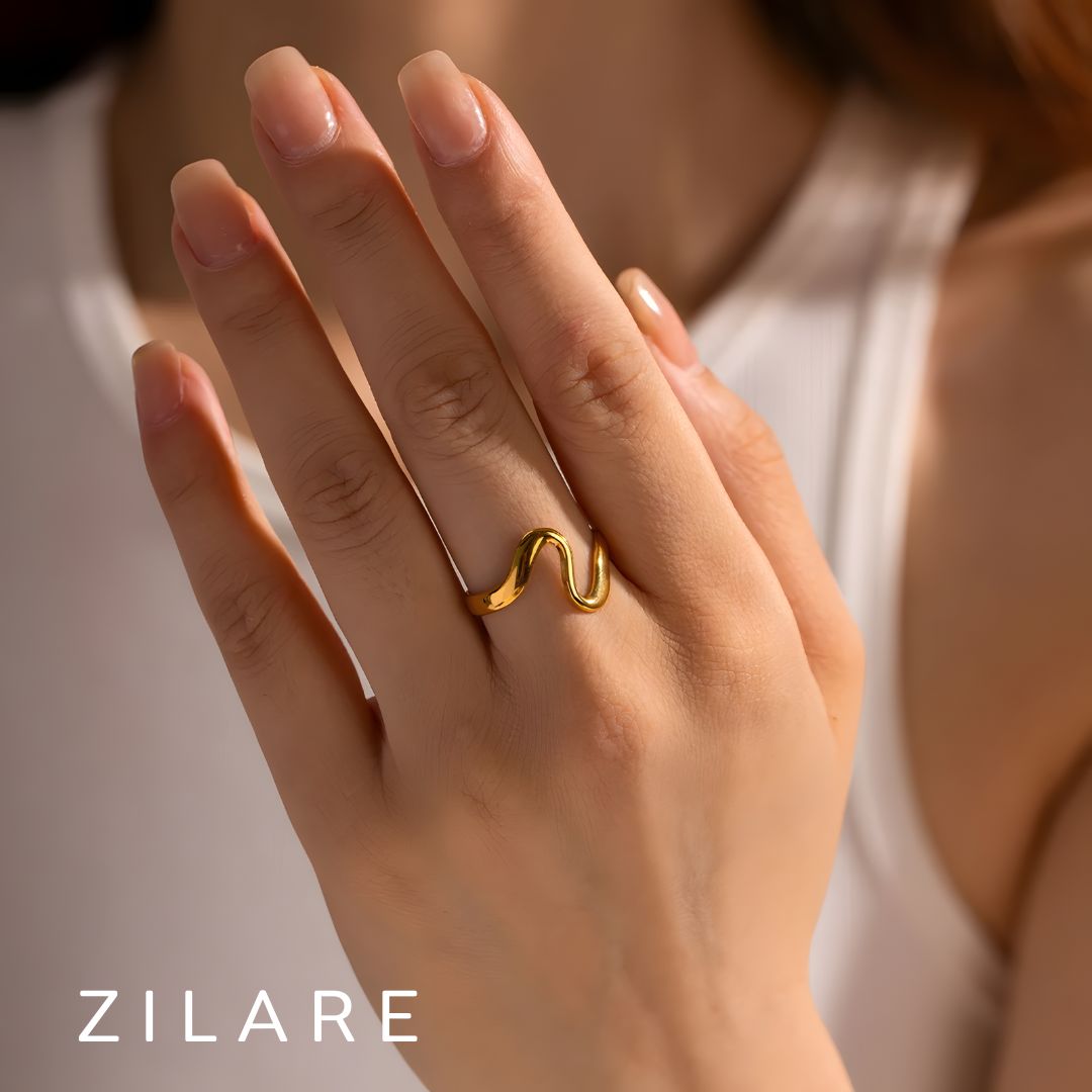 Anillo dorado elegante tipo ola bañado en oro 18k Inés
