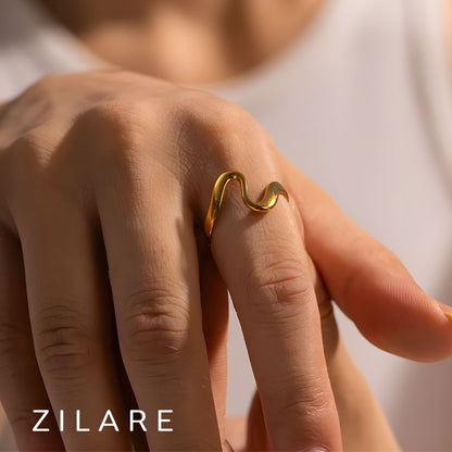 Anillo dorado elegante tipo ola bañado en oro 18k Inés
