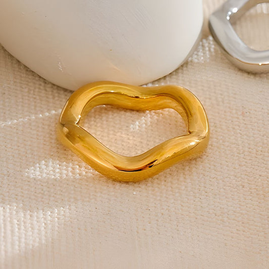 Anillo dorado ondulado bañado en oro 18k para mujer Noa