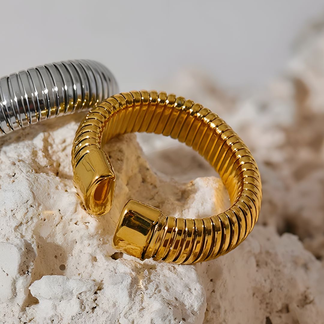 Anillo dorado con textura elegante bañado en oro 18k Celia