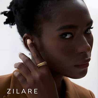 Anillo dorado con textura elegante bañado en oro 18k Celia