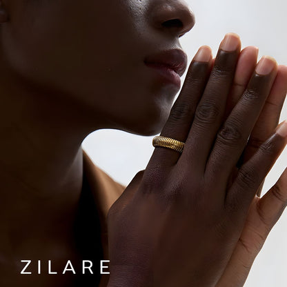 Anillo dorado con textura elegante bañado en oro 18k Celia