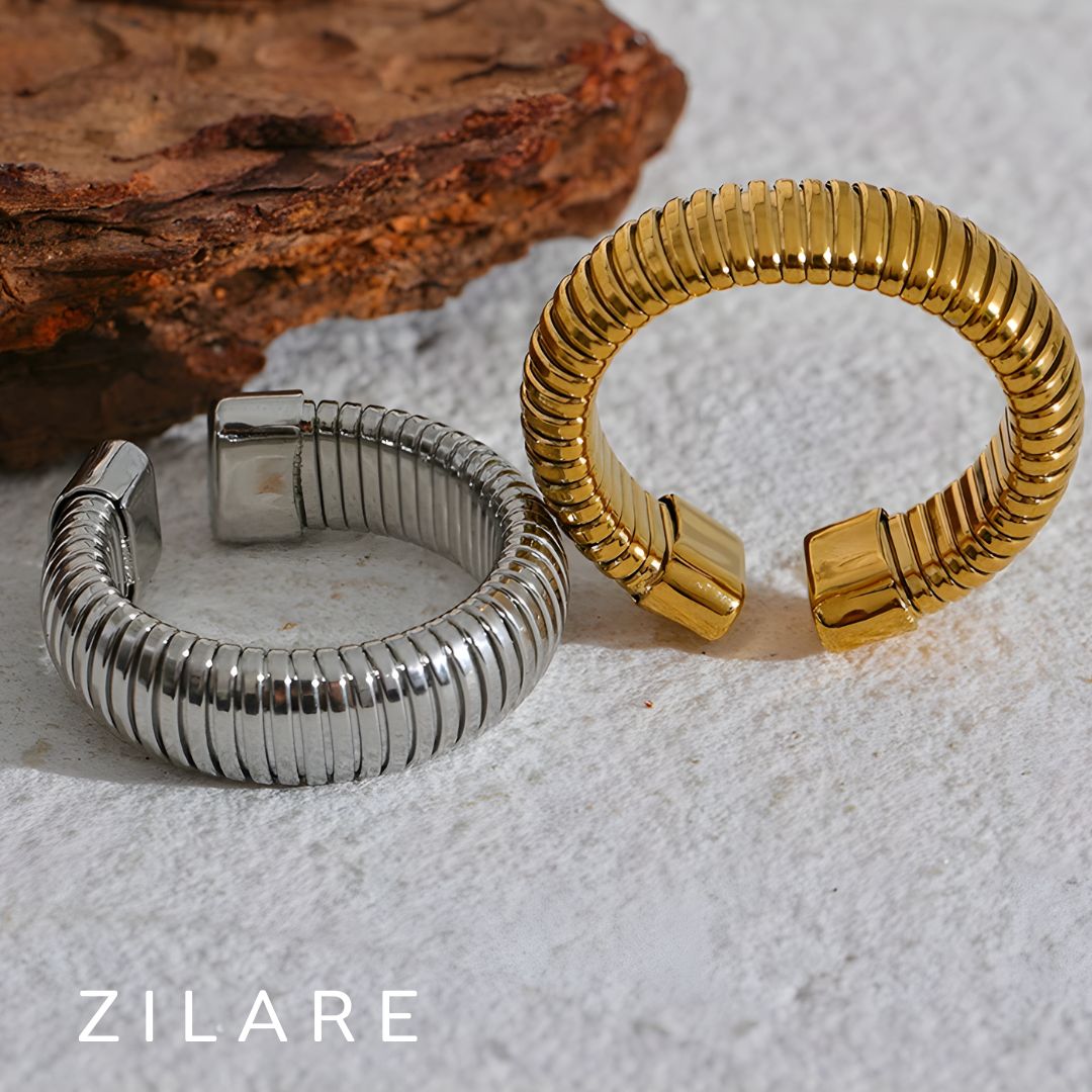 Anillo dorado con textura elegante bañado en oro 18k Celia