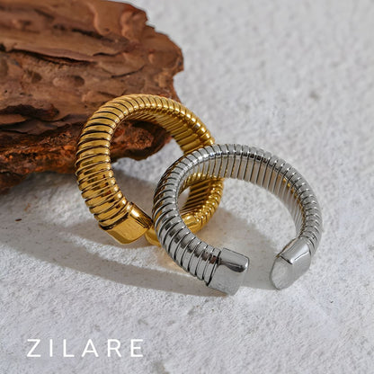 Anillo dorado con textura elegante bañado en oro 18k Celia