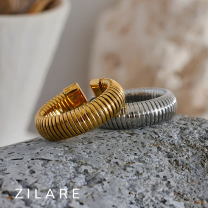 Anillo dorado con textura elegante bañado en oro 18k Celia