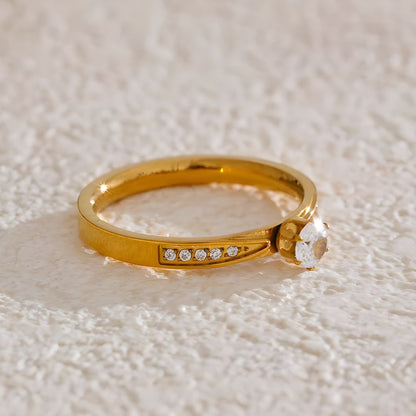 Anillo dorado con zirconias y piedra bañado oro 18k Romina