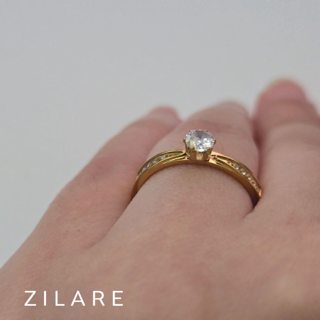 Anillo dorado con zirconias y piedra bañado oro 18k Romina