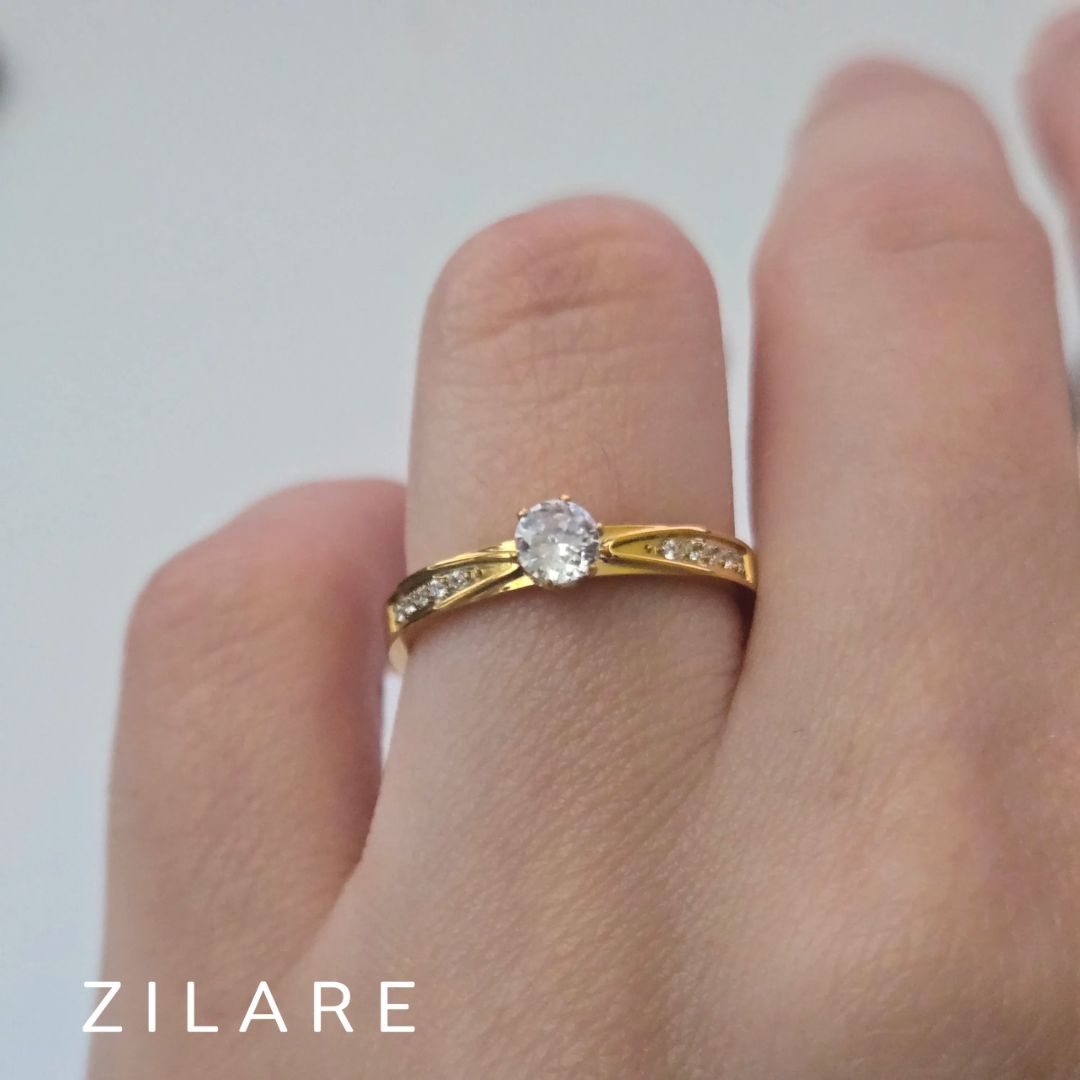 Anillo dorado con zirconias y piedra bañado oro 18k Romina