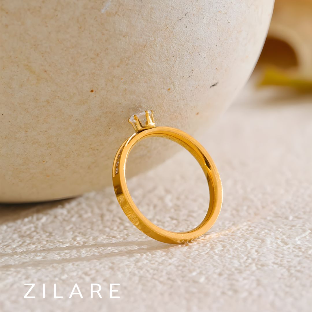 Anillo dorado con zirconias y piedra bañado oro 18k Romina