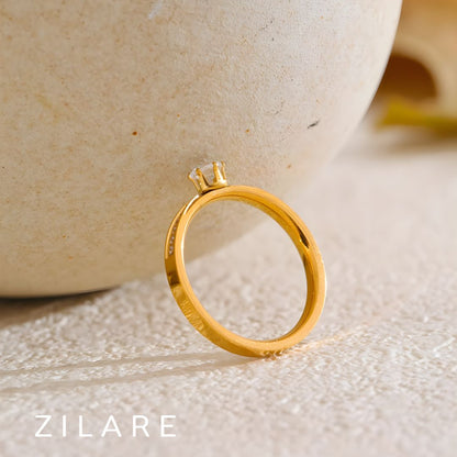 Anillo dorado con zirconias y piedra bañado oro 18k Romina