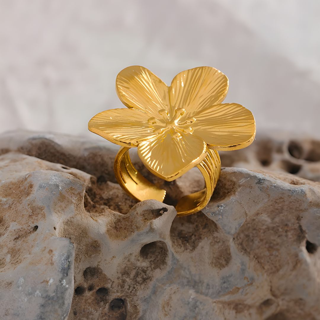 Anillo elegante con flor femenina bañado en oro 18k Violeta