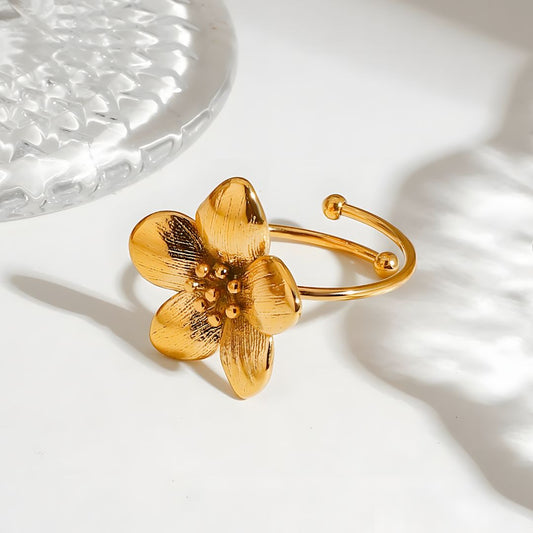 Anillo Dorado con Flor Texturizada y Diseño Moderno Alma