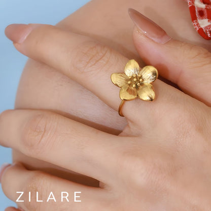 Anillo Dorado con Flor Texturizada y Diseño Moderno Alma