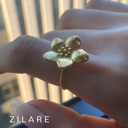 Anillo Dorado con Flor Texturizada y Diseño Moderno Alma
