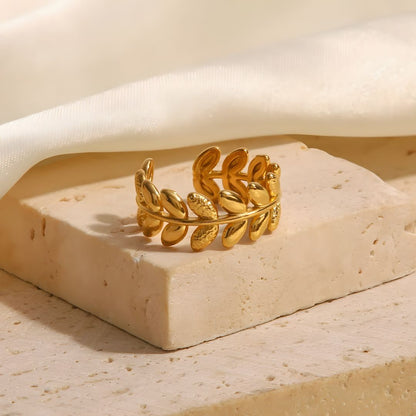 Anillo moderno de hojas ajustable bañado en oro 18k Alina