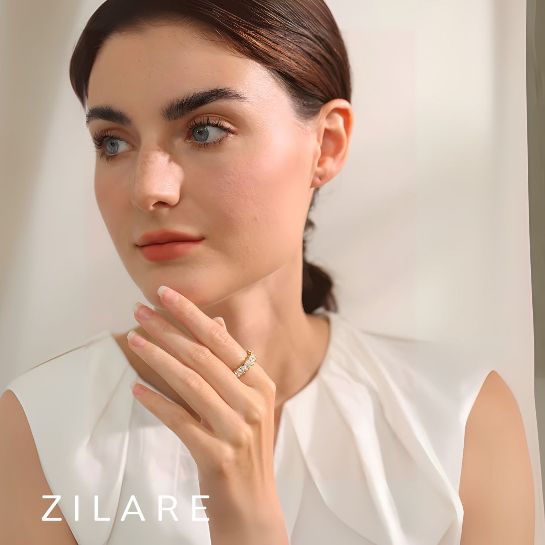 Anillo moderno con piedras brillantes bañado en oro 18k Naia