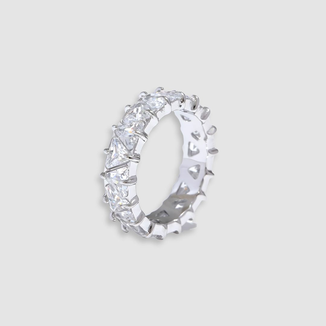 Anillo moderno con piedras brillantes bañado en oro 18k Naia