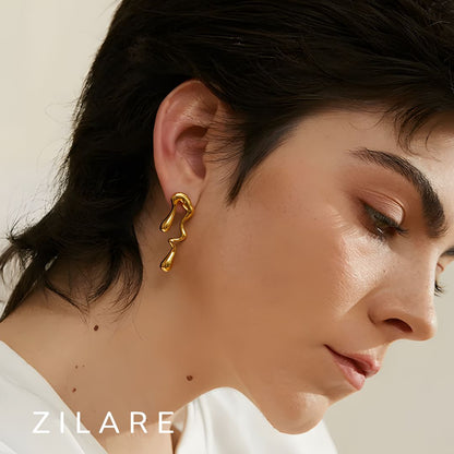 Arete dorado moderno asimétrico bañado en oro 18k Ximena