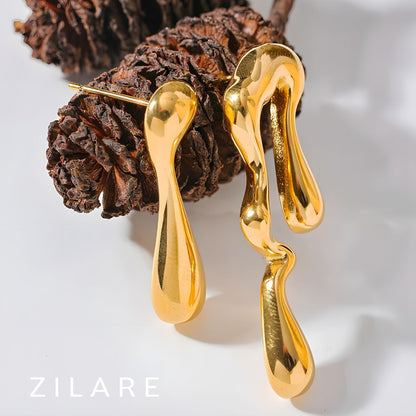 Arete dorado moderno asimétrico bañado en oro 18k Ximena