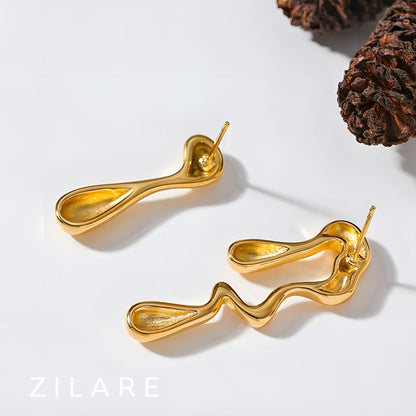 Arete dorado moderno asimétrico bañado en oro 18k Ximena