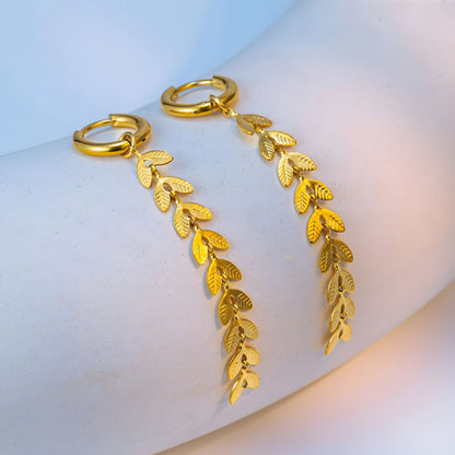 Aretes colgantes dorados con hojas baño de oro 18k Dalía