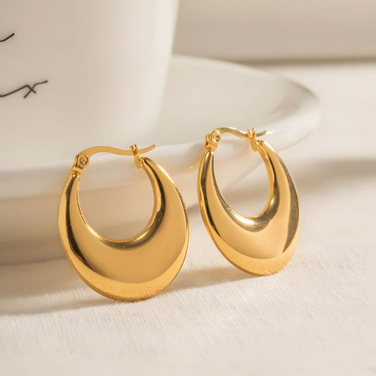 Aretes delicados baño de oro 18k con diseño curvo Yamileth