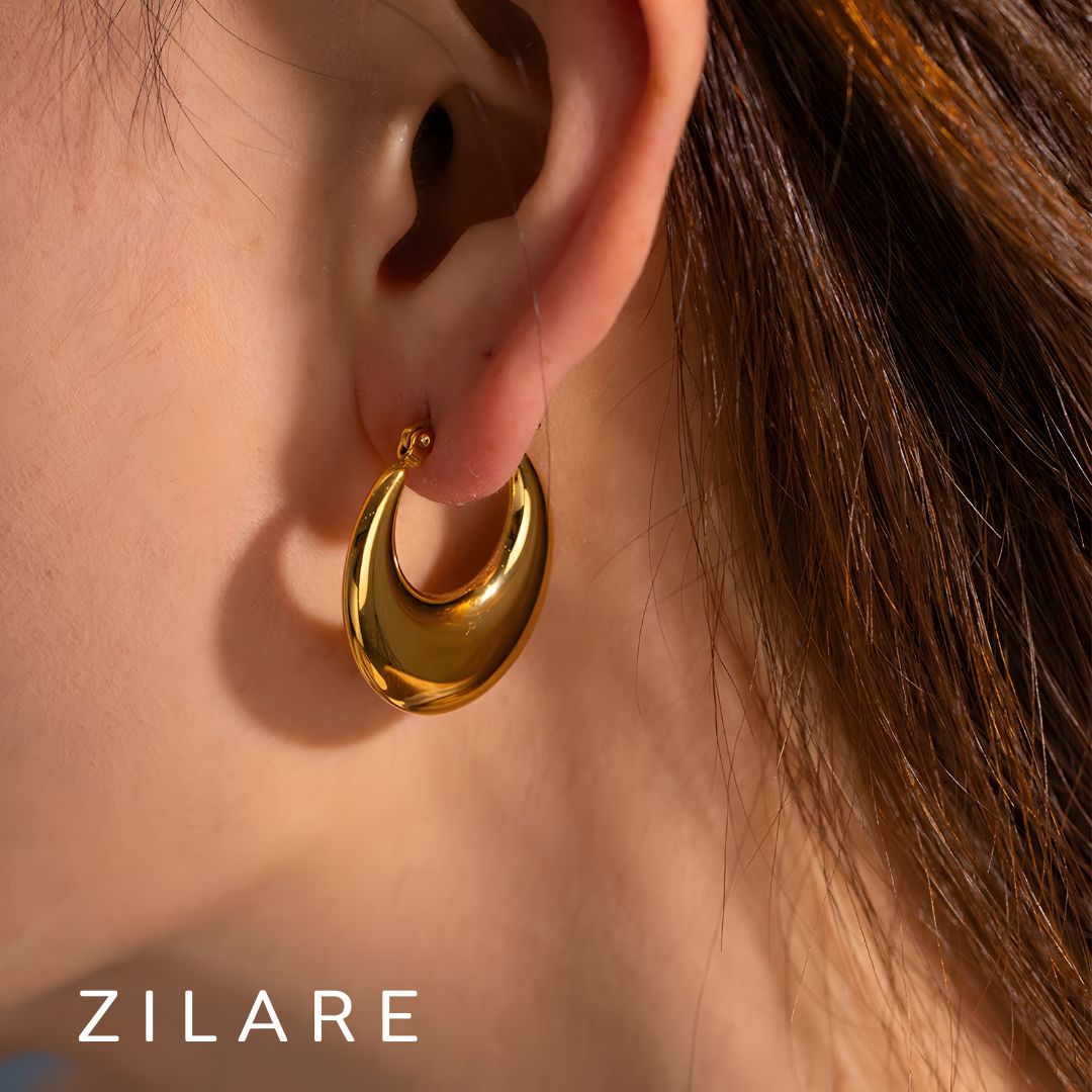 Aretes delicados baño de oro 18k con diseño curvo Yamileth