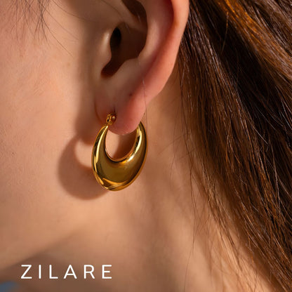 Aretes delicados baño de oro 18k con diseño curvo Yamileth