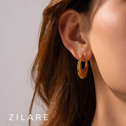 Aretes delicados baño de oro 18k con diseño curvo Yamileth