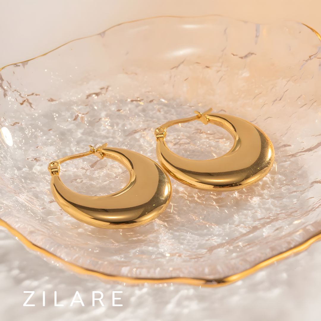 Aretes delicados baño de oro 18k con diseño curvo Yamileth